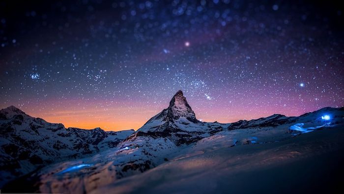krásne zimné obrázky - modrá obloha s mnohými bielymi hviezdami - zimné hory so snehom