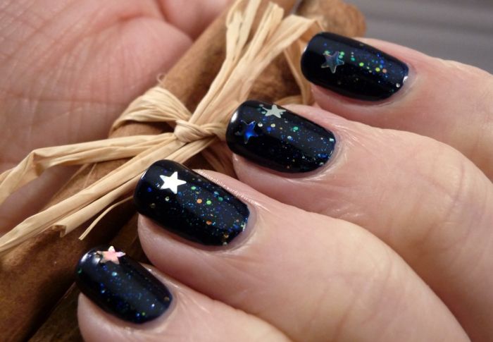 Inele de iarna sclipitoare in albastru inchis cu stele mici, idee pentru manichiura de Anul Nou
