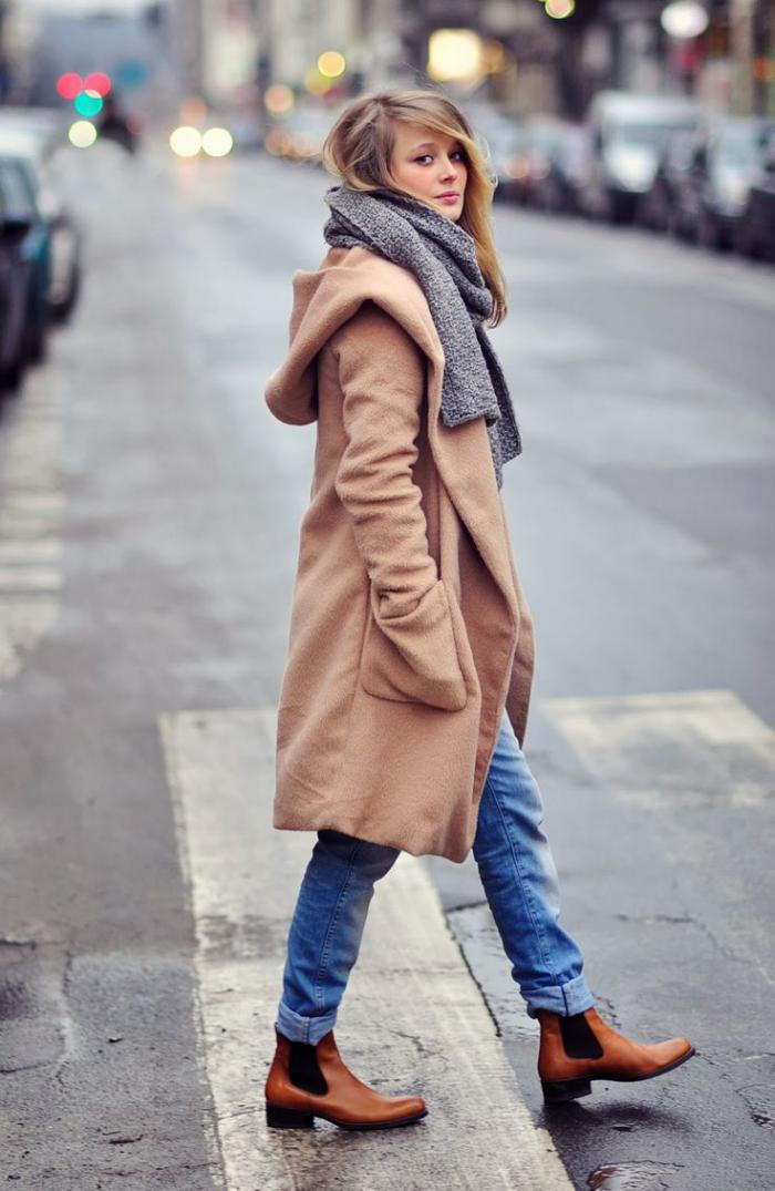 zimný kabát karamel farebné džínsy šedej pletené šály