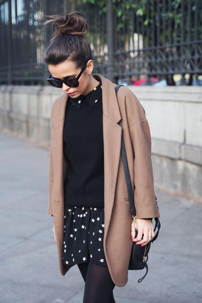 zimný kabát karamelovej farby Krátke šaty so zaujímavým vzorom čierny sveter