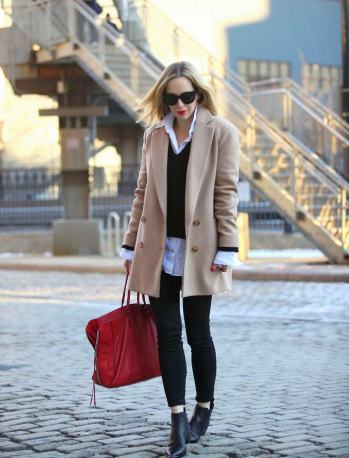 zimný kabát karamelová farba biela-shirt čierny sveter a červená taška