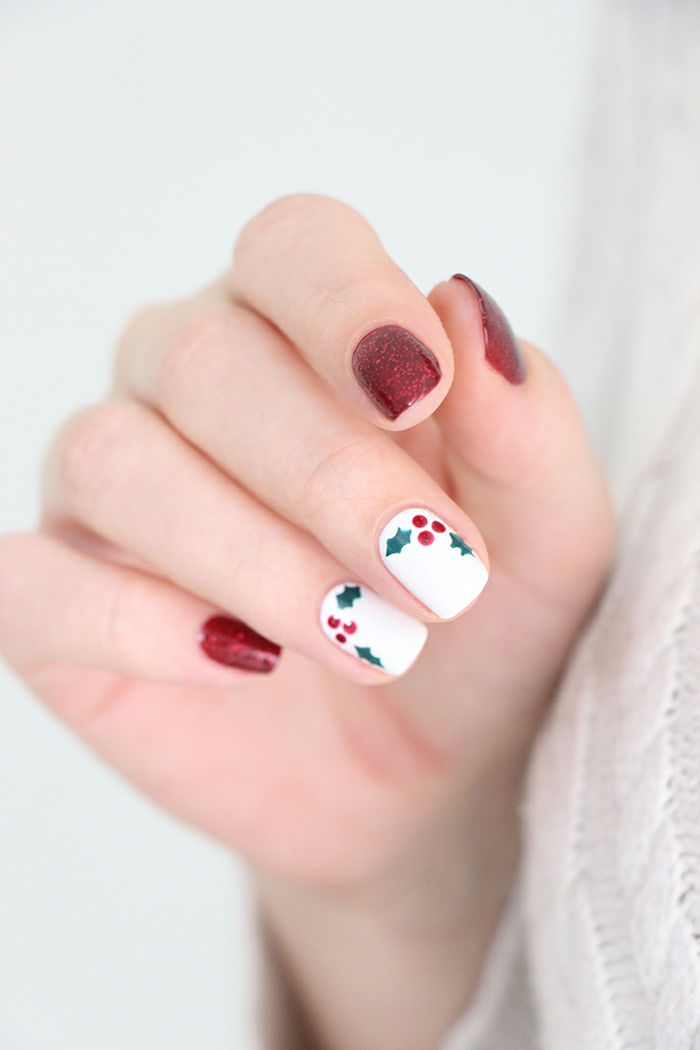 Mistelten på en vit bakgrund, röd glitterspik, oval nagelform, vinterspikar för omformning