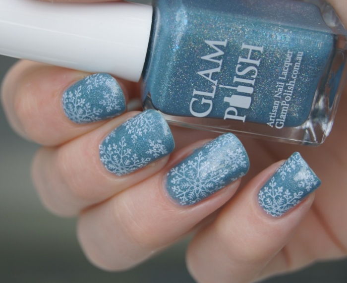 Glitter spikdesign för omformning, vita snöflingor på en ljusblå bakgrund, vinklad nagelform