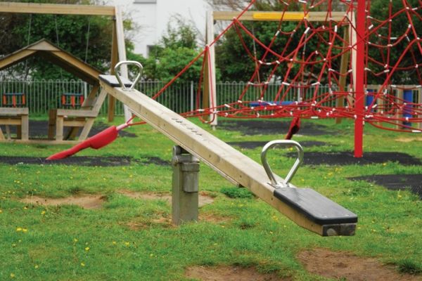 teeter-de-madeira-garden-design parque infantil equipamentos de jardim-parque-em-jardim