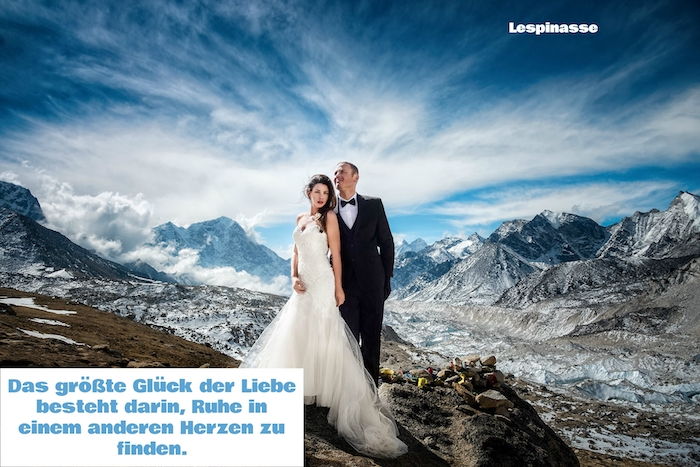 niet-spirituele trouwwoorden en een foto met bergen, sneeuw, wolken, een bruid en een bruidegom en een witte bruidsjurk