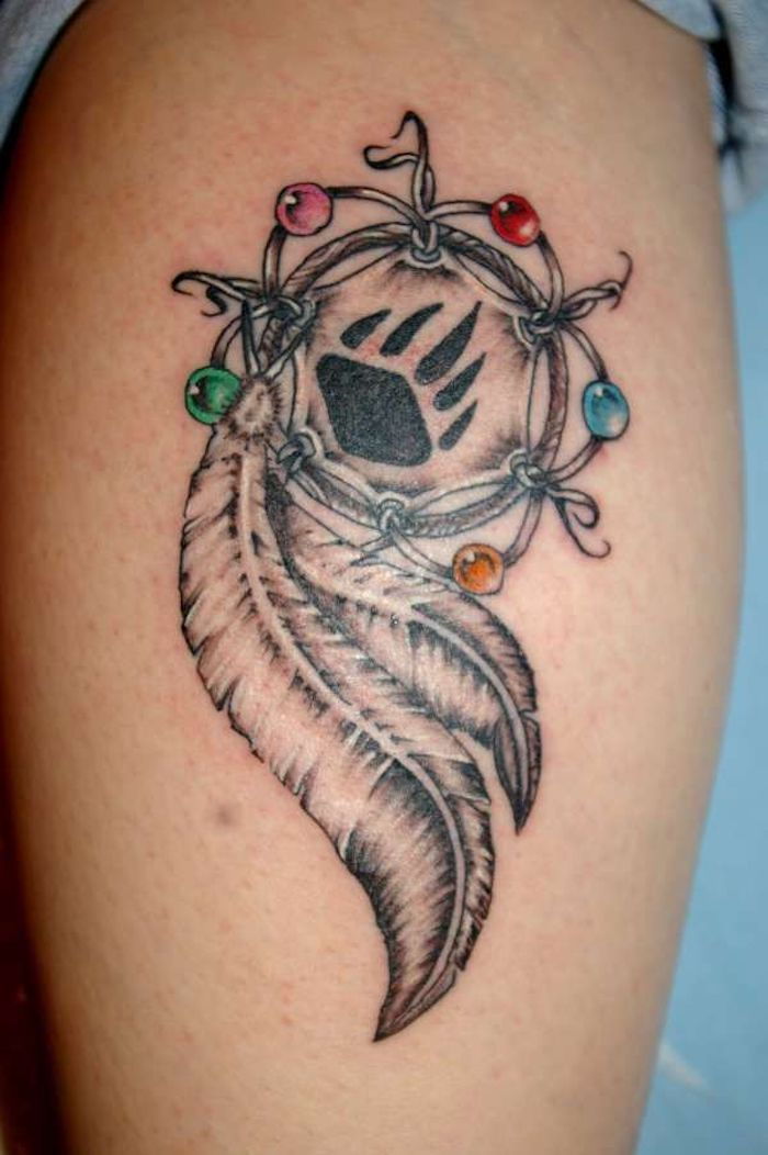 Čia rasite idėją mažam tatuiruotės sapnavikliui su svajonių gaudikliu ir dviem baltomis plunksnomis