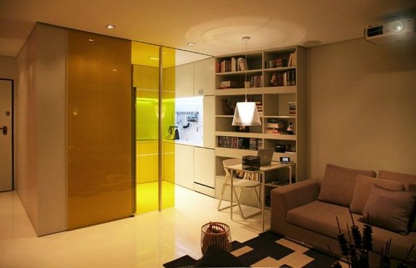 namuose už mažą butą - stiklinė siena atskiria gyvenamąją kambarį iš virtuvės