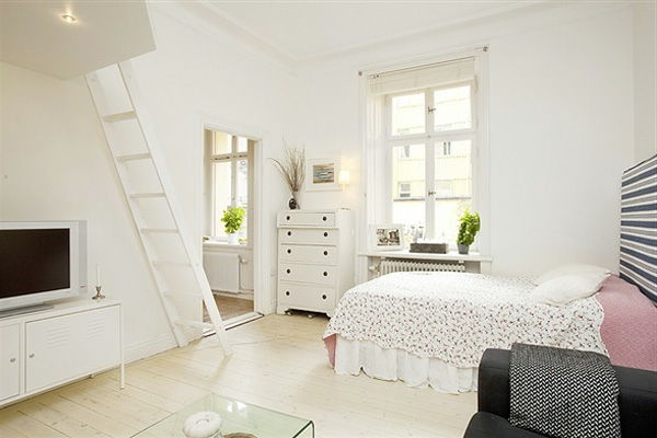 Namai už mažą butą gražiai balta gyvenamasis kambarys - balti laiptai