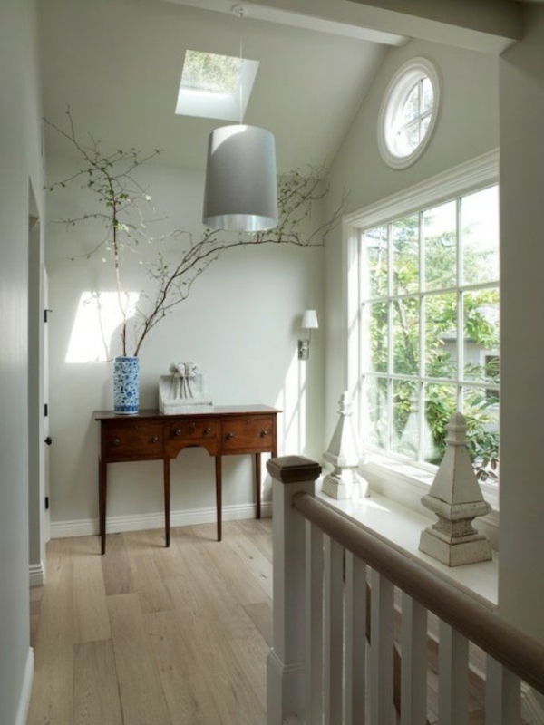 interior coridor interior planta de design alb cu ramuri de copac