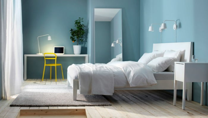 WOHNIDEEN yatak odası beyaz yataklı ve mavi duvarlar