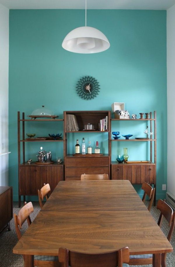 wohnideen-farby stien-tyrkysovo-drevený nábytok-table