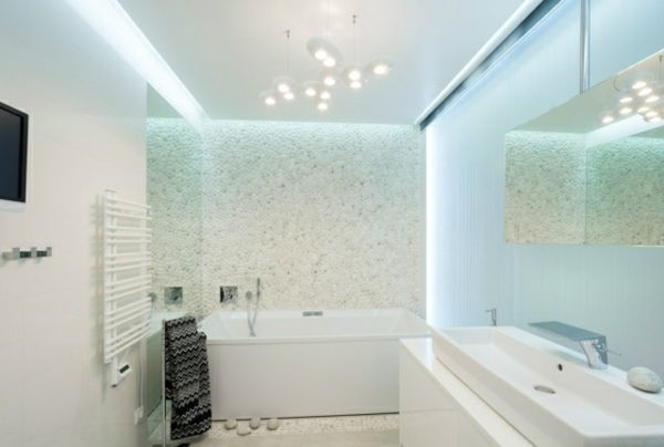 wohnideen-bielo-kúpeľňa-LED osvetlenie-mozaikové dlažby štrkové a optika