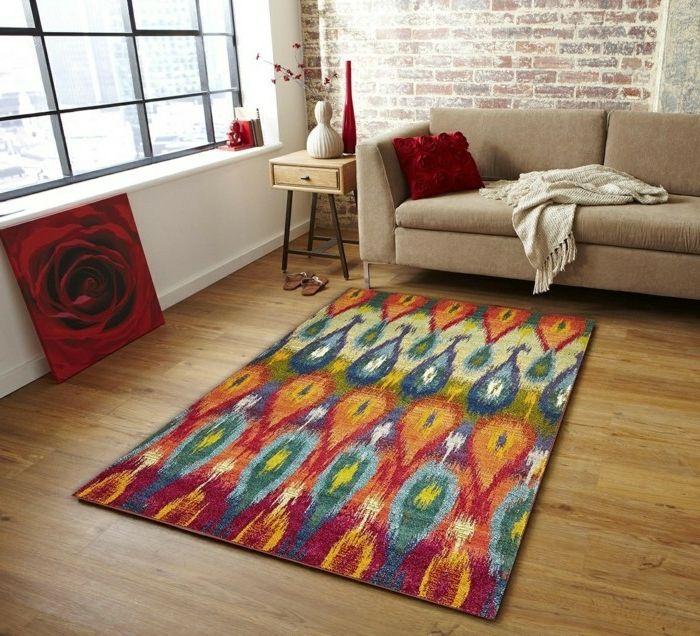 en färgstark fyrkantig matta med ett bra tryck för att uppfriskande vardagsrummet