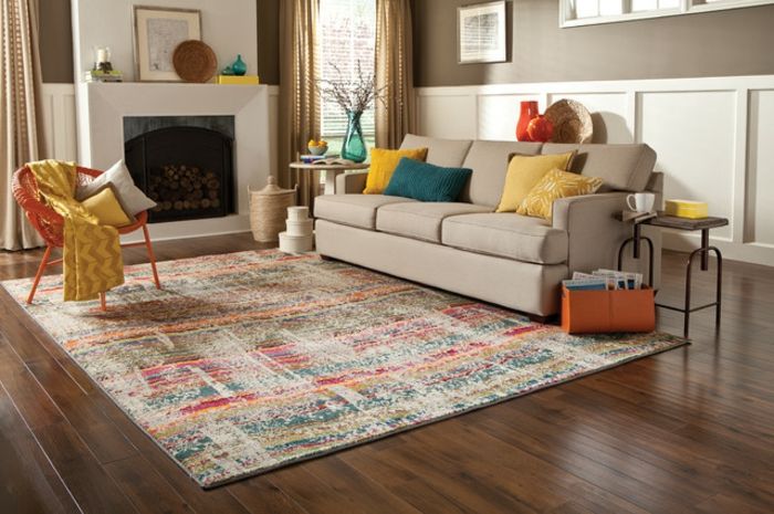 Här är accenten på mattan mattan och på dekorativa soffan kuddar