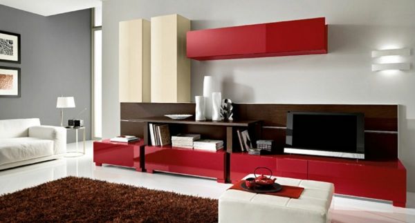obývačka farieb-červené akcenty sivé steny hnedé koberec