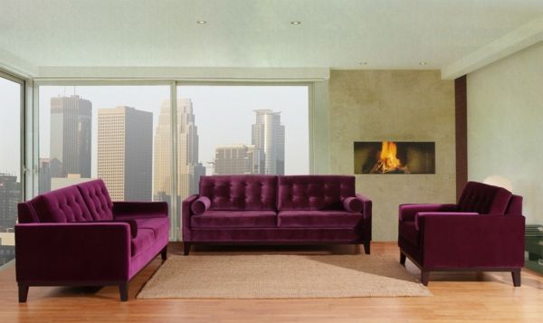koselig stue med lilla møbler og peis