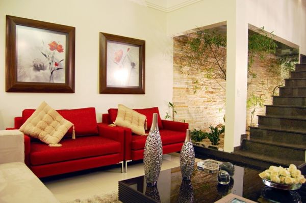 Stue design med en rød sofa