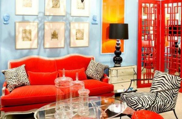 Stue design-rød-sofa-og-svart-lampe