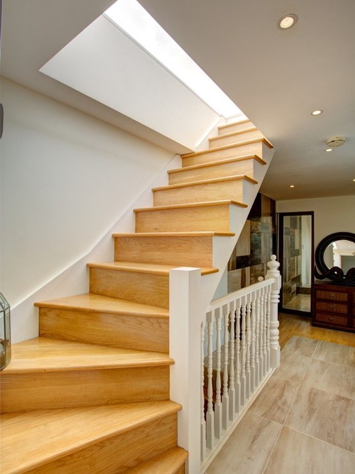 Stogo butas suprojektuoja idėjas laiptų laiptais, vedantis į paskutinį buto idėjos aukštą