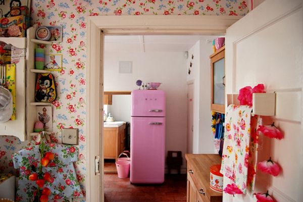flat-with-a-smeg-rosa-kjøleskap-super søte bakgrunnsbilder
