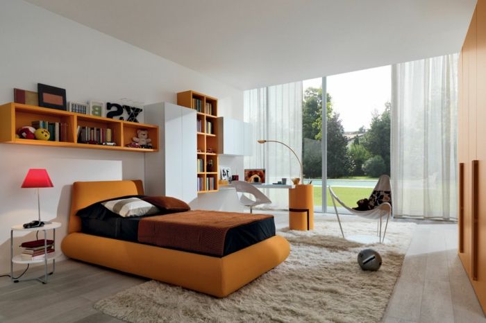 dormitor mobilier - canapea portocalie și perete de sticlă