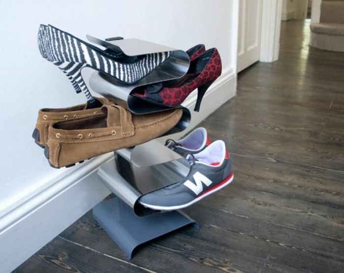 mobilyalar-ayakkabı raf metal ahşap zeminden koyu parke ve beyaz duvar ahşap kapı ve beyaz