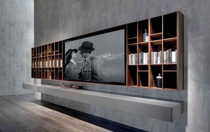 szafa ściana szara ściana z długimi ściankami z półkami i dużym telewizorem oglądając filmy