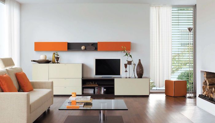 meblościanka nowoczesne pomarańczowe półki poduszki podłoga poduszki taborety szklane stoły półki szafki