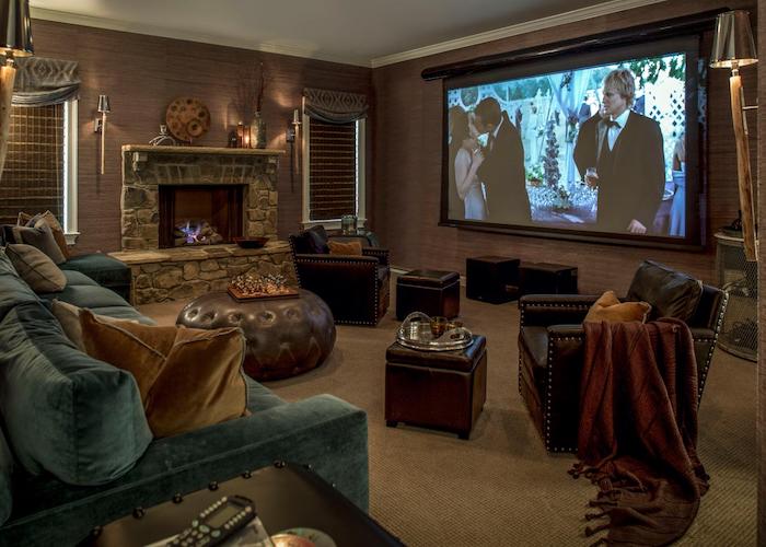 salon ściana szlachetny salon projekt sofa łóżko kominek podłoga poduszki wykonane ze skóry ogromnej telewizji oglądać filmy