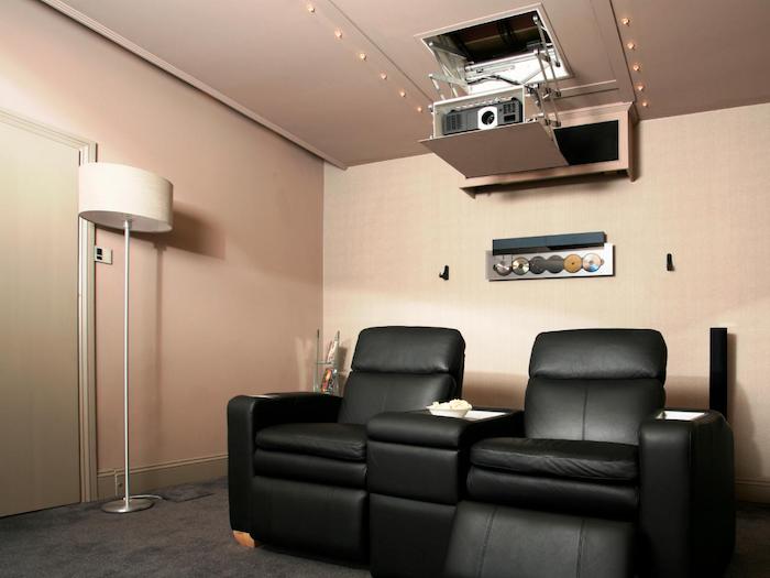 Obývacia izba steny čierna kožená kreslá Projektor domáceho kina podlahová lampa mediálny priestor dizajn