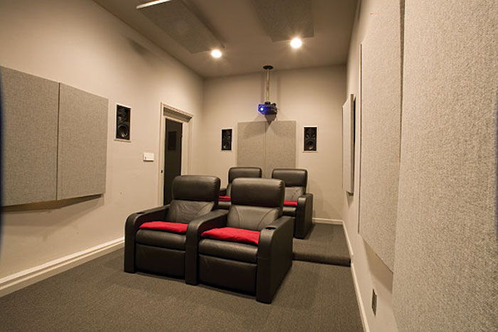 obývacia izba obrazovka kino salón v garáži domáce kiná nápady projektor sledovanie filmov kožené kreslo