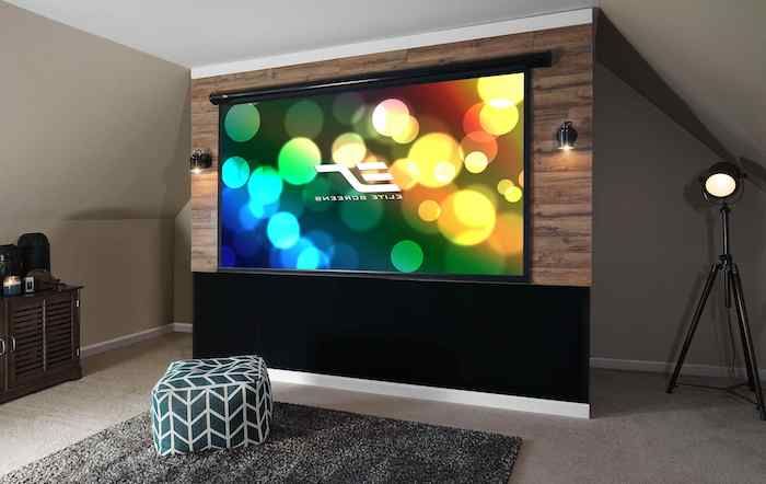 ściana nowoczesne kolorowe kolory na ścianie telewizor wielka podłoga poduszki siz poduszki na dywanie