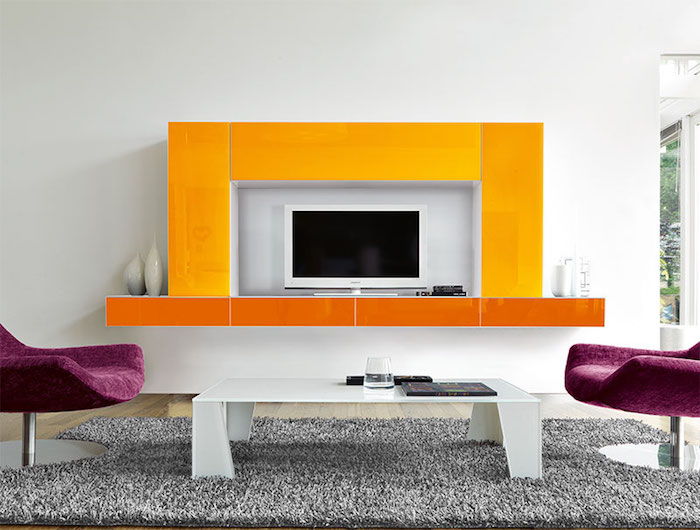 Rezidenčná stena moderná stena dizajn žltá a oranžová fialová kreslá šedá koberec biela tabuľka