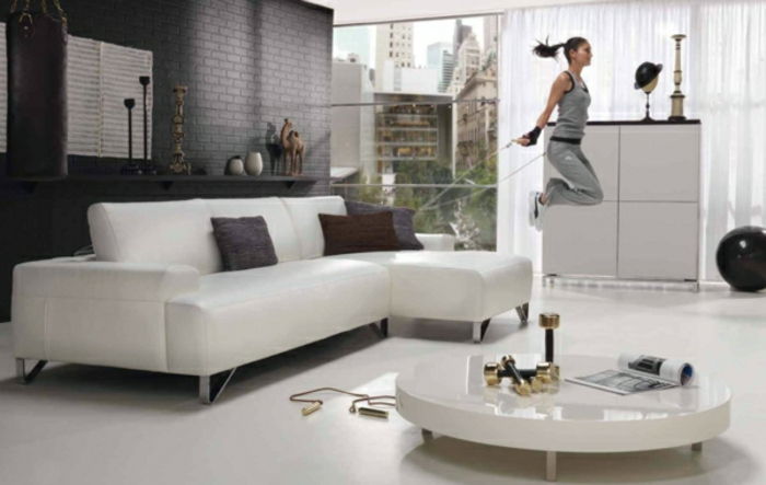 stue-utstyre-vegg farge-svart-hvitt-sofa