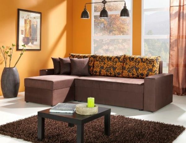 stue-brun-sofa-aprikos farger og svart-lampe