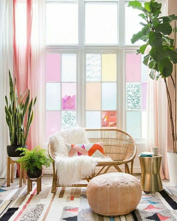 okrasite veliko okno v dnevni sobi z okensko folijo v svetlo roza, svetlo modro in rumeno