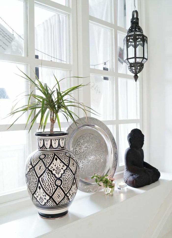 Fönster dekoration med souvenirer: Dekorativ keramik blomma vas, metallplåt, Buddah staty av trä