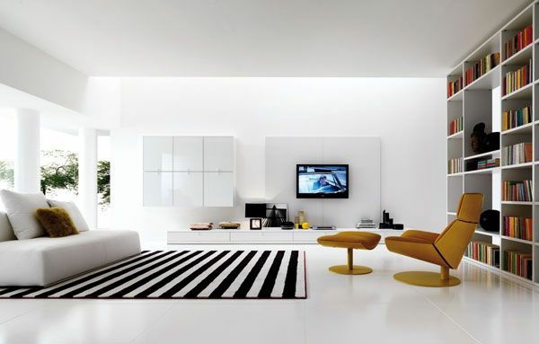 ploché moderné vyzdobiť - koberec s čiarami v čiernej a bielej tv biela pohovka regály biela stena dizajn