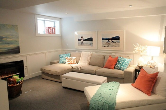 färgsättning-living-creme-corner-vit-slappna stol-orange och blå-kudde-kudde mönster och blå-filt härd-litet fönster canvas bild