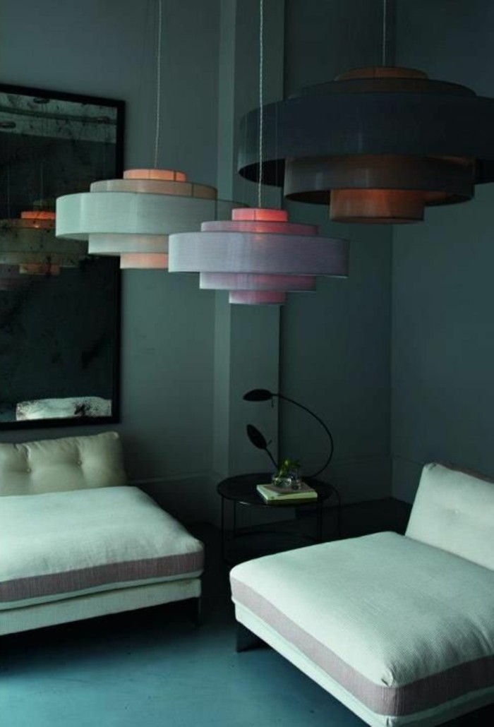 levande färger designfärgade väggar-bekväm-Weie-soffa runt-svart-table-tischdeko moderna-round-ljuskrona-spegel
