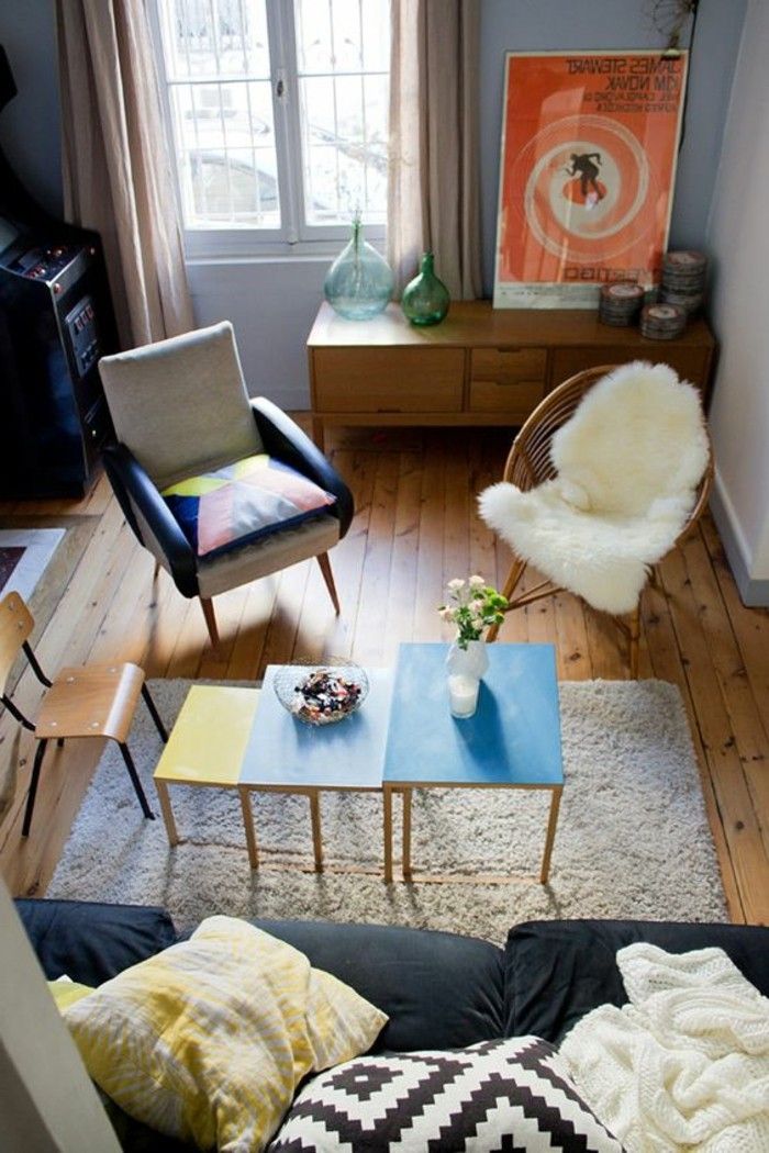 living-färg design-vide-stolsdyna mönstertryck trägolv-table-set-vit-matta trä stol glas ljuskrona-affisch t