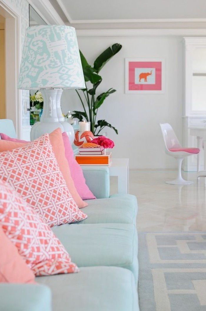 vardagsrum färgsättning ljusblå-soffa-ljusblå-mönster mattan-vit-golv vintage-natt lampa-växt pink-mönster kudde
