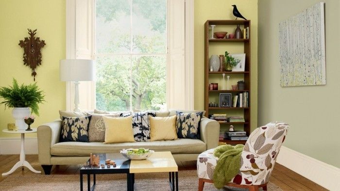 färgsättning vardagsrum-light-soffa-kudde-musterbezuege-Stehlampe-trägolv-mattan-black-table växt gräddvit-table-bokhylla-wanddeko-