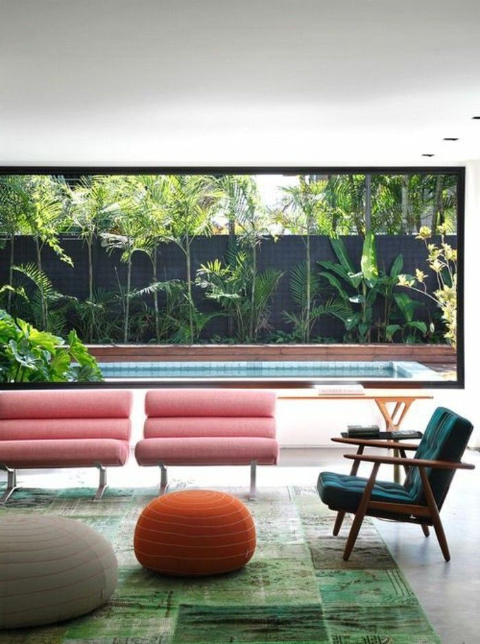 living-färg design-pool-lovande-pink-stol-grön-mönster mattan-blue-stol-pall-vit-golv