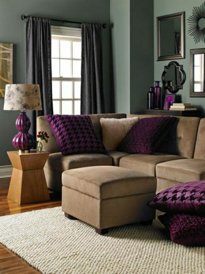 Sala de cortina-idéias-e-deco-com-roxo-travesseiros-sofá