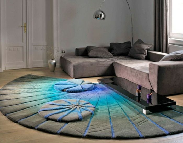 en mjuk matta i halvcirkelform med fusionerande färger