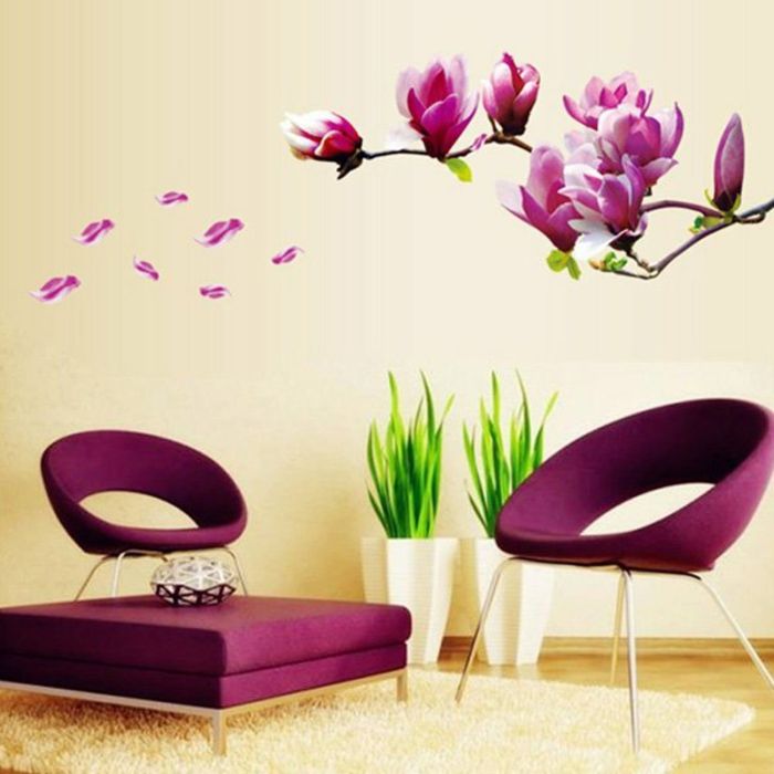 Väggdesign i vardagsrummet med stora väggdekaler - lila blommor