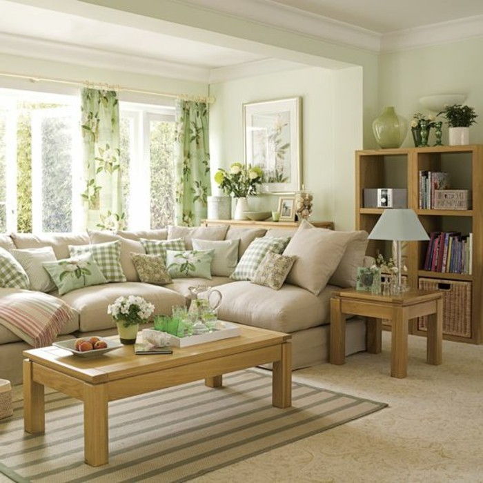 bor-i-beige-med-vit-gardiner-och-trä-nest bord