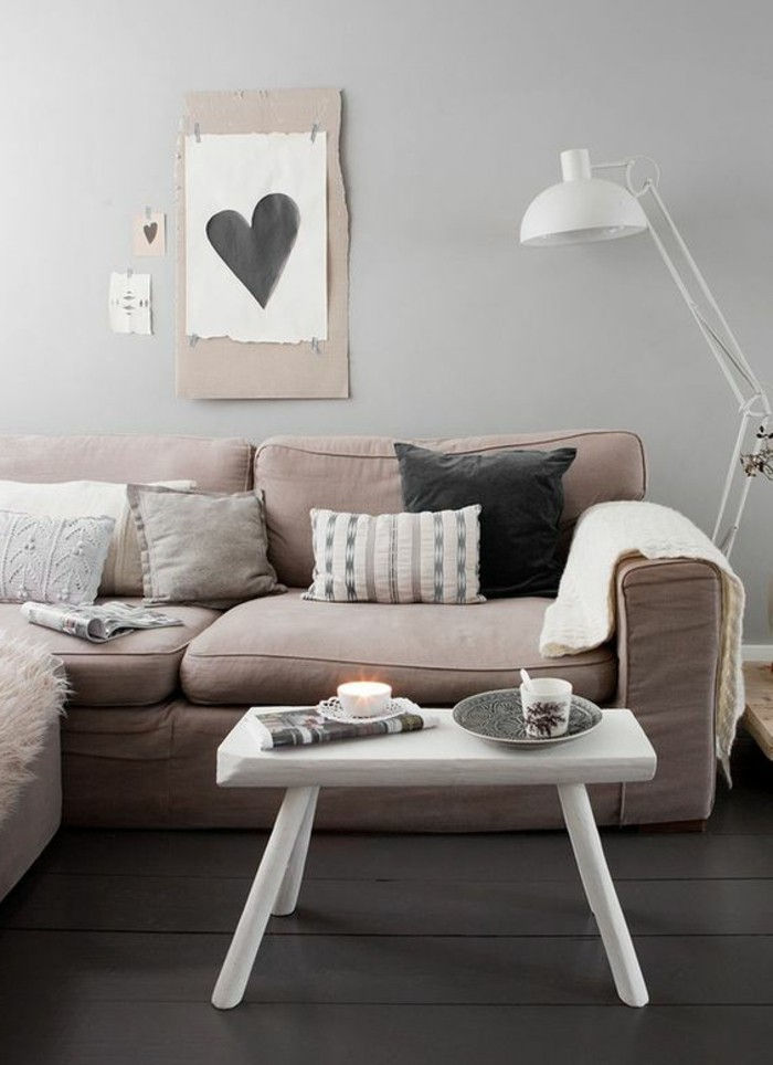 stue-in-beige-chic-sofa-mange dekorative puter-morsomt bilde-med-en-hjerte-of-the-wall
