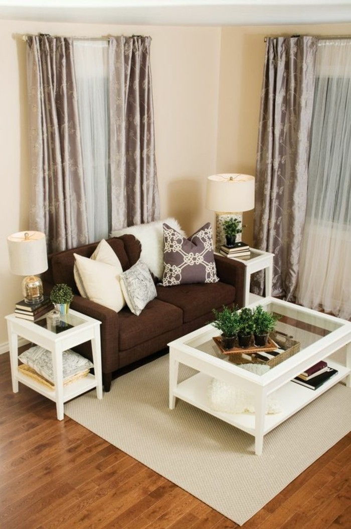 bor-i-brown-med-wei-möbler-och-grå gardiner